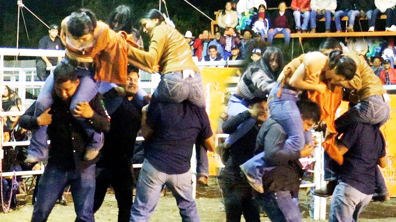 ¡CASI LA ENCU3R4N POR DARLE MONTON! 😱 En el juego de jaripeo