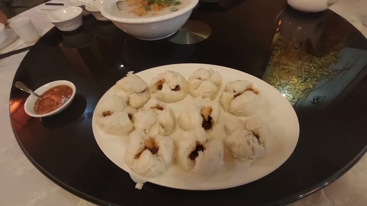 PELAYAN BULE DI RESTORAN HONGKONG香港餐廳的 西洋服務人員