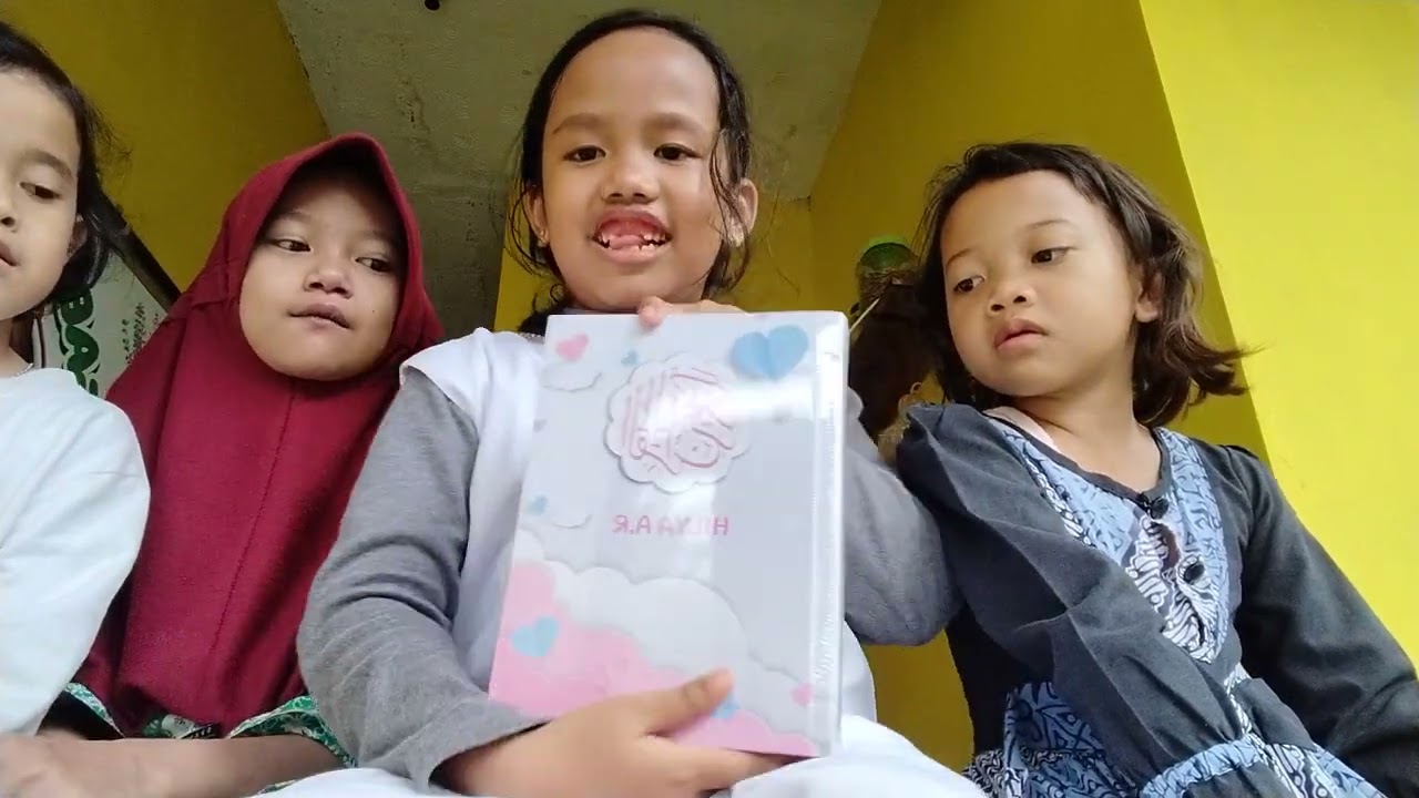 Alhamdulillah.. Kaka hibi lulus iqro dapat qur'an baru