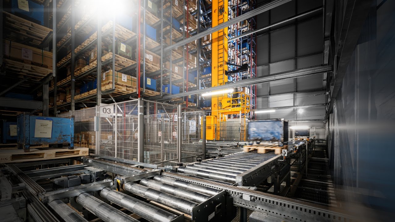 Automatisch hoogbouw magazijn met AGV’s voor HEWI.