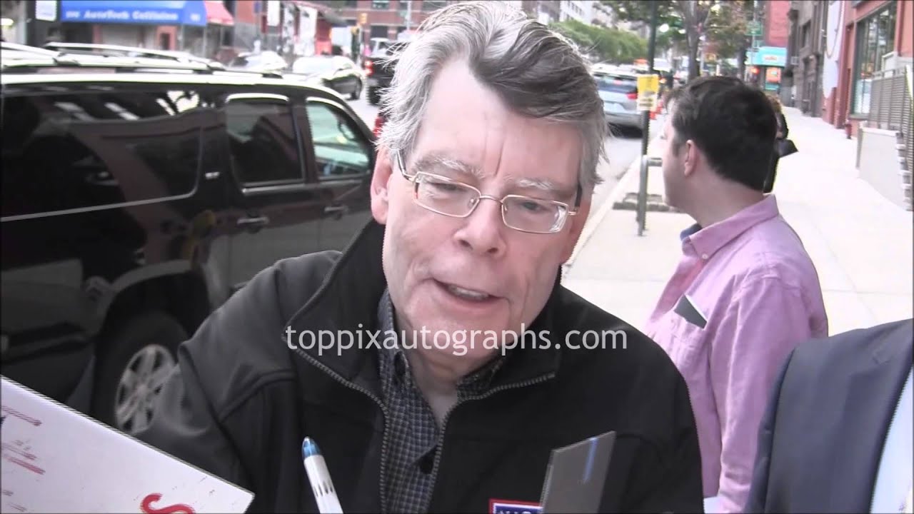 Stephen King - Signing Autographs at 