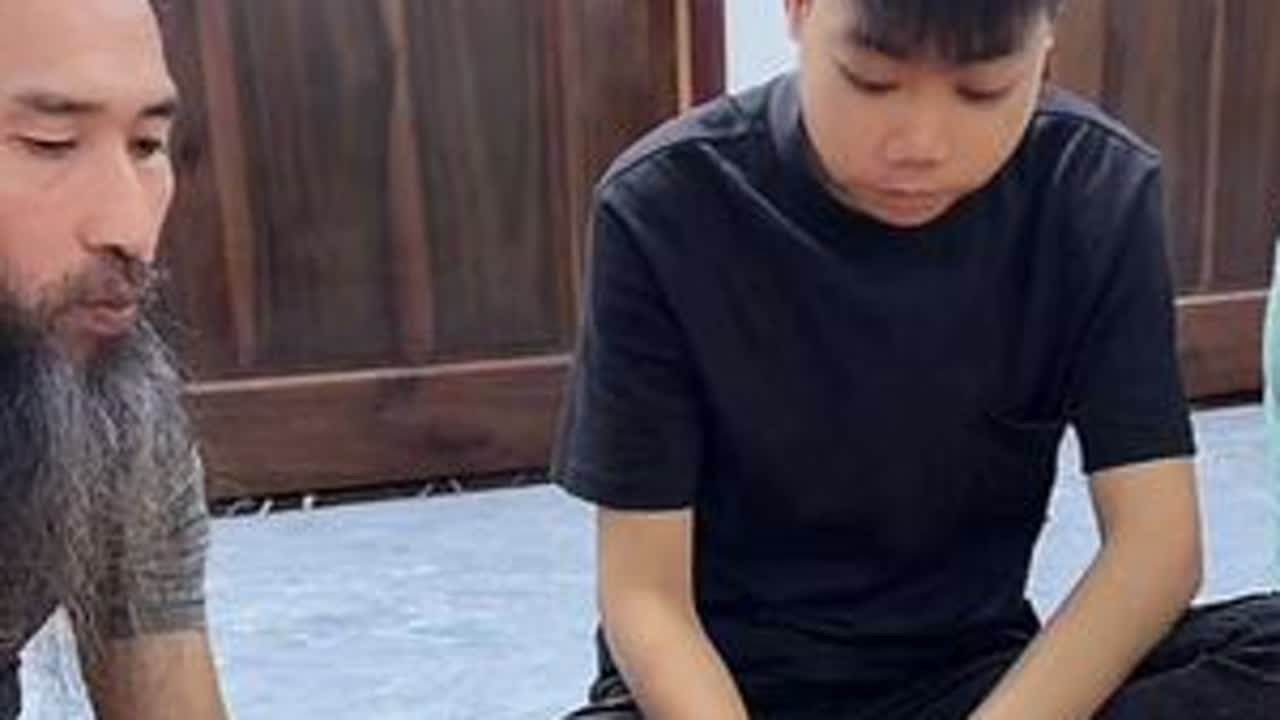 婶婶姐弟三人，这个弟弟很害羞；邻居惊叹仓库这么大 #小松秋秋 #越南建房 #越南小叔 #胡子叔叔