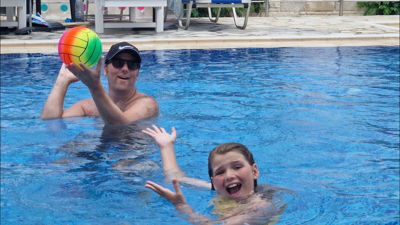 KRETA 🌴SPILLER I POOLEN🏐💦🤣SVÆRDFISK TIL AFTEN🐠🍽