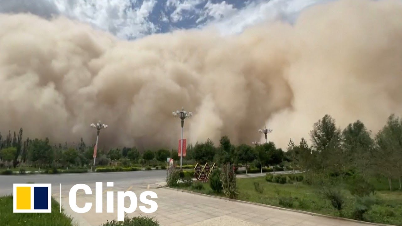 Wall of dust envelops ancient city of Dunhuang in northwestern China