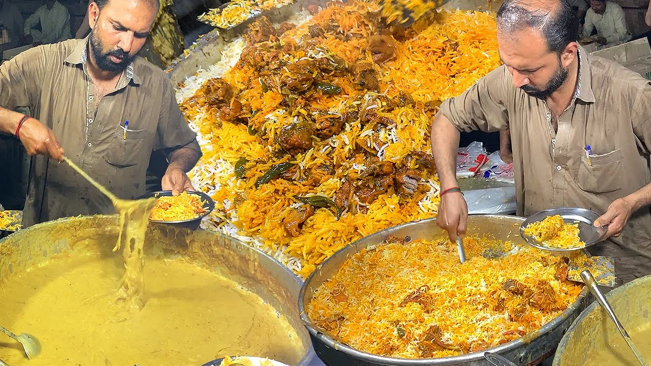 People are Crazy for HALEEM BIRYANI |  Haleem Biryani at Pan Mandi Food Street. Karachi Street Food