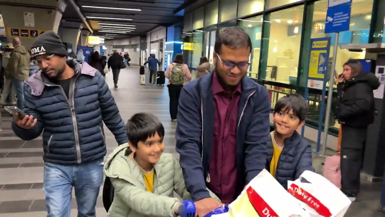 রোম এয়ারপোর্টে দুই ভাতিজার অভ্যর্থনা জানানো