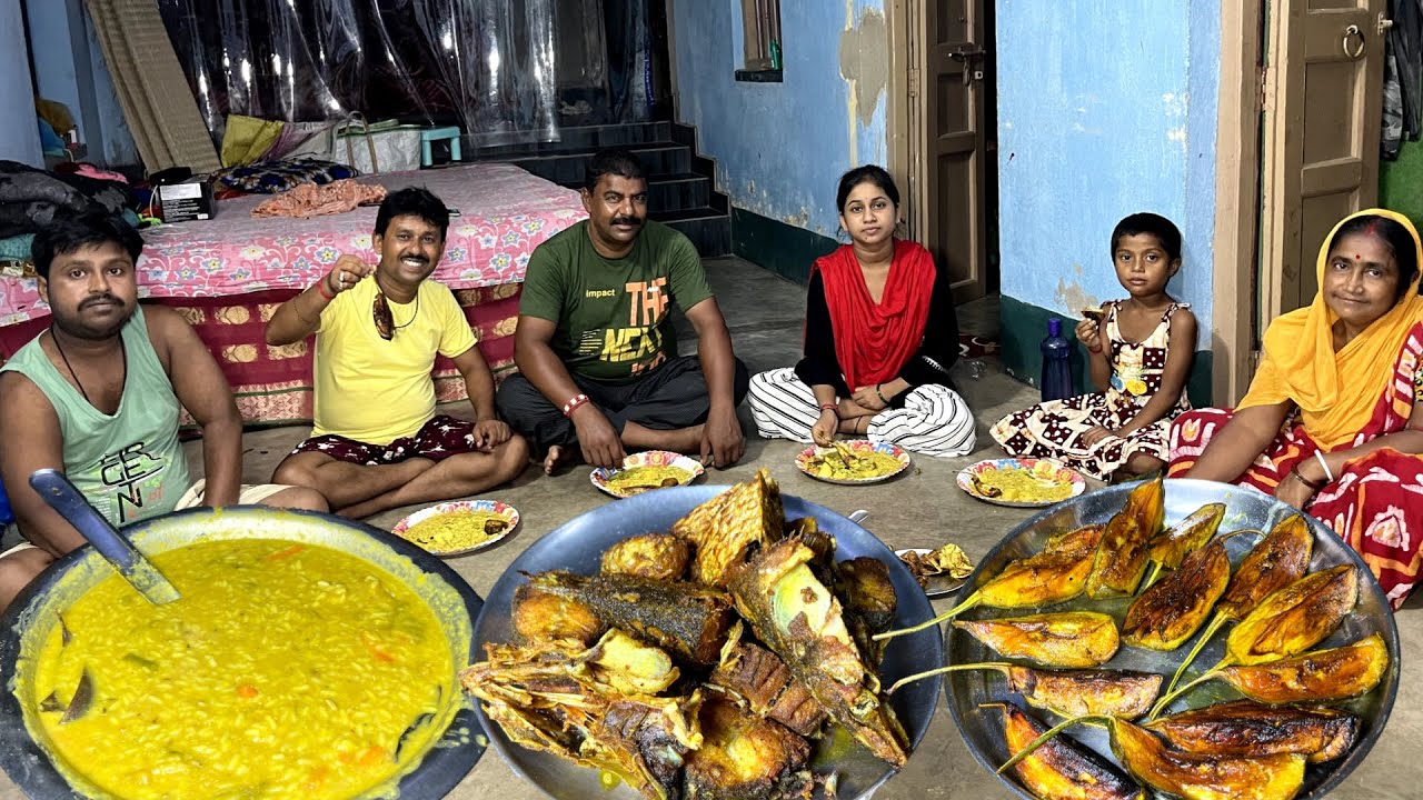 বৃষ্টির দিনে এমন স্বাদের খিচুড়ি পেলে পুরো জমে যাবে তার সাথে ইলিশ মাছ ভাজা আর বেগুন ভাজা||
