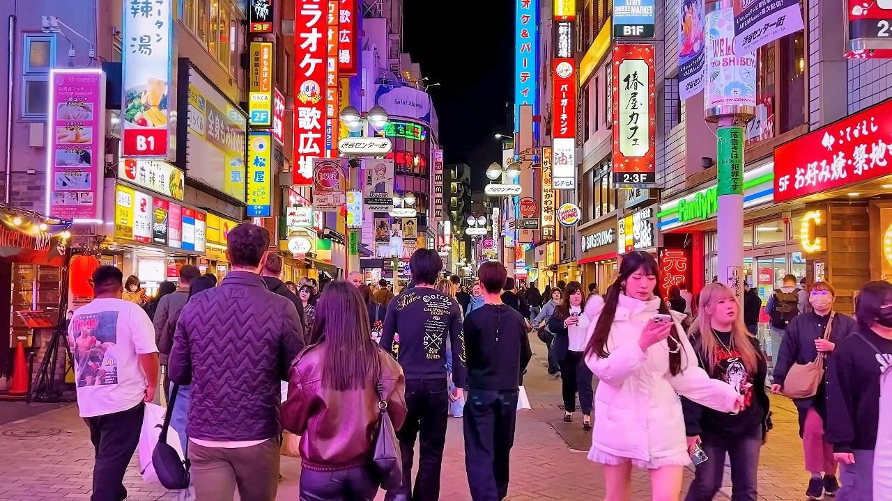 渋谷、本気出しすぎ。桜&times;爆音&times;ネオンの電脳カオス｜4K Night Walk Tokyo 2026