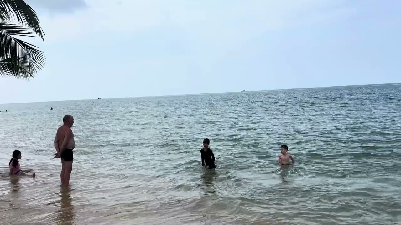 Tập bơi ngoài biển