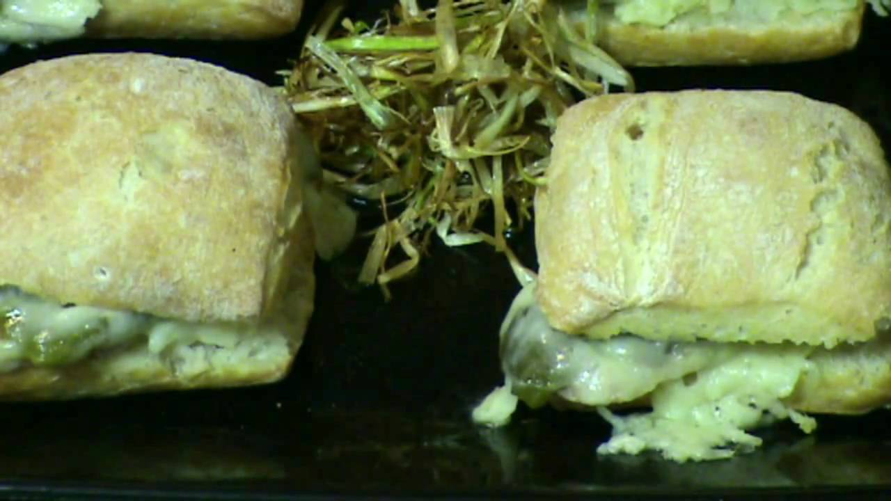 Minibocatas de lomo, pimiento verde y queso