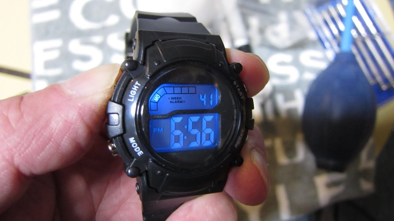 【百均】ダイソーLEDバックライトで夜間視認性抜群！330円のデジタル腕時計...ブループラネットDミニ