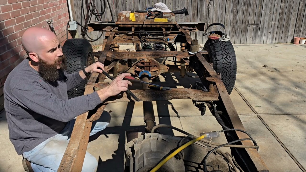 Самый простой способ извлечения застрявших втулок крепления кузова (без фонарика!)