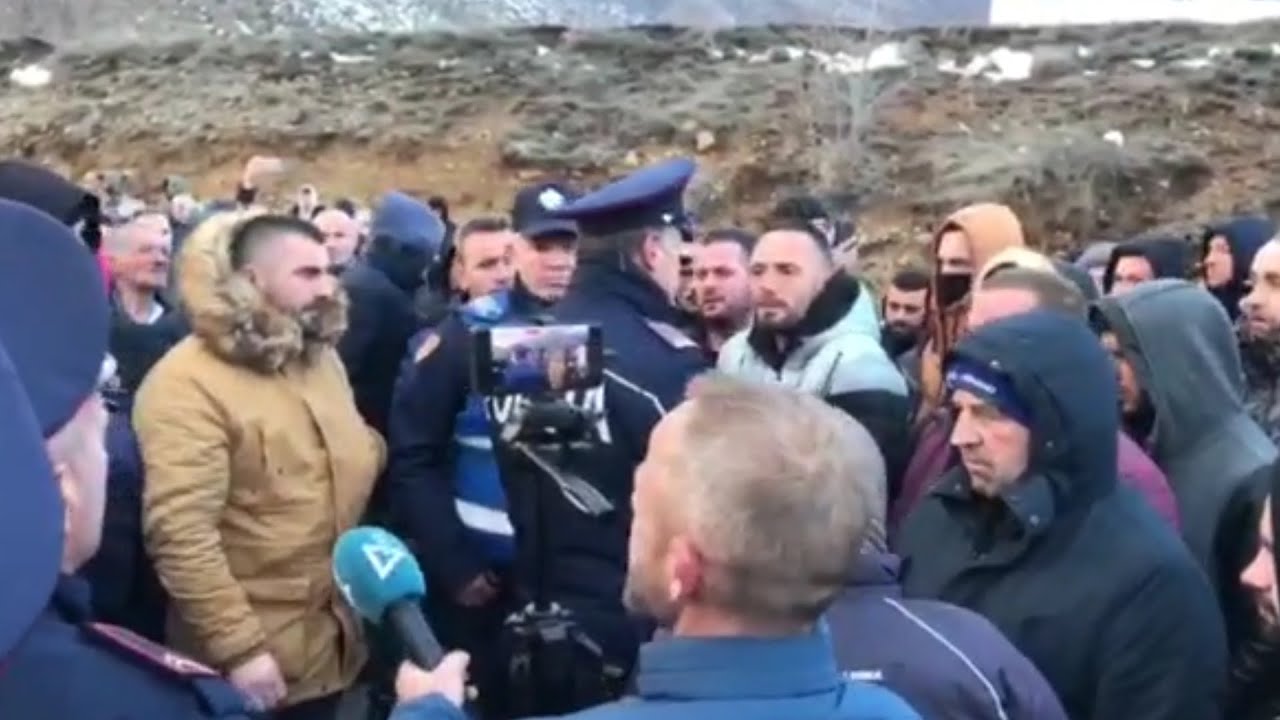 Dib&euml;r - Protesta masive p&euml;r &ccedil;mimet n&euml; Shqip&euml;ri, bllokohen rrug&euml;t kryesore