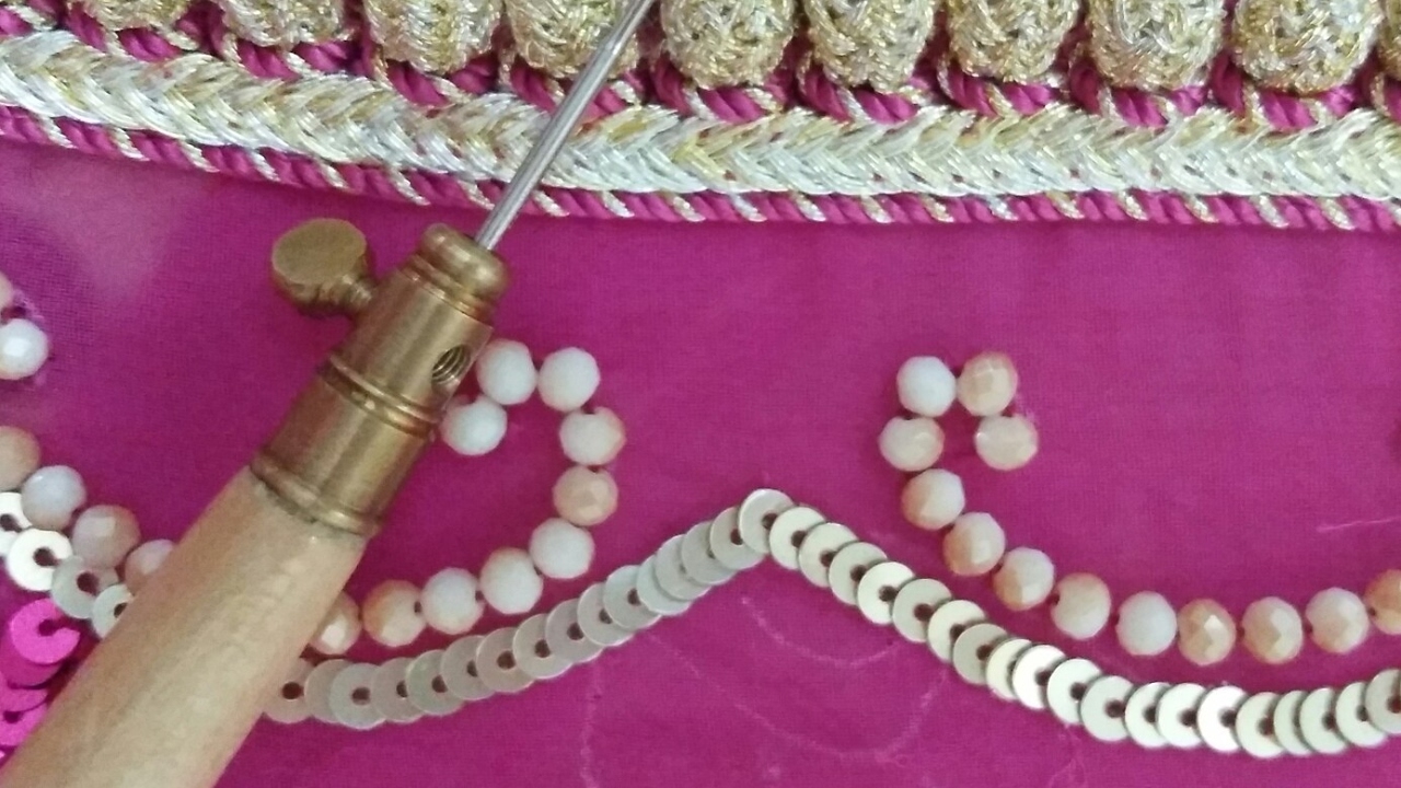 جزء2
 طريقة استعمال الابرة(crochet de lunéville)بسلاسة مع منى
للطلب 0648184112