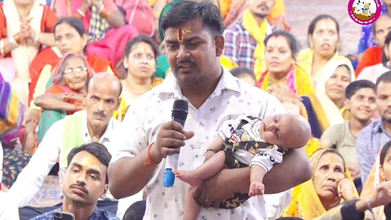 छोटे से नाजुक बच्चे को लेकर जब महाराज जी के सामने आया ये व्यक्ति तो जानिए क्यों हो गया भावुक ??
