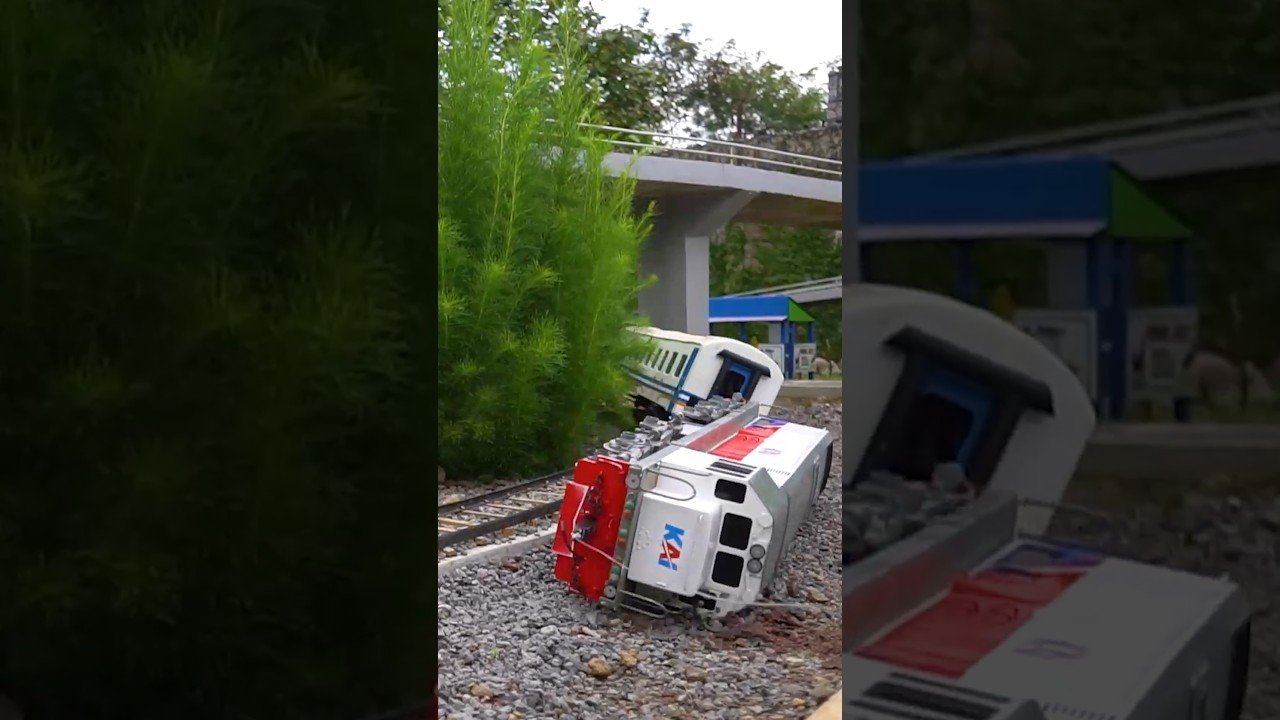 Kereta Api CC201 Anjlok Keluar Jalur Sampai Terguling