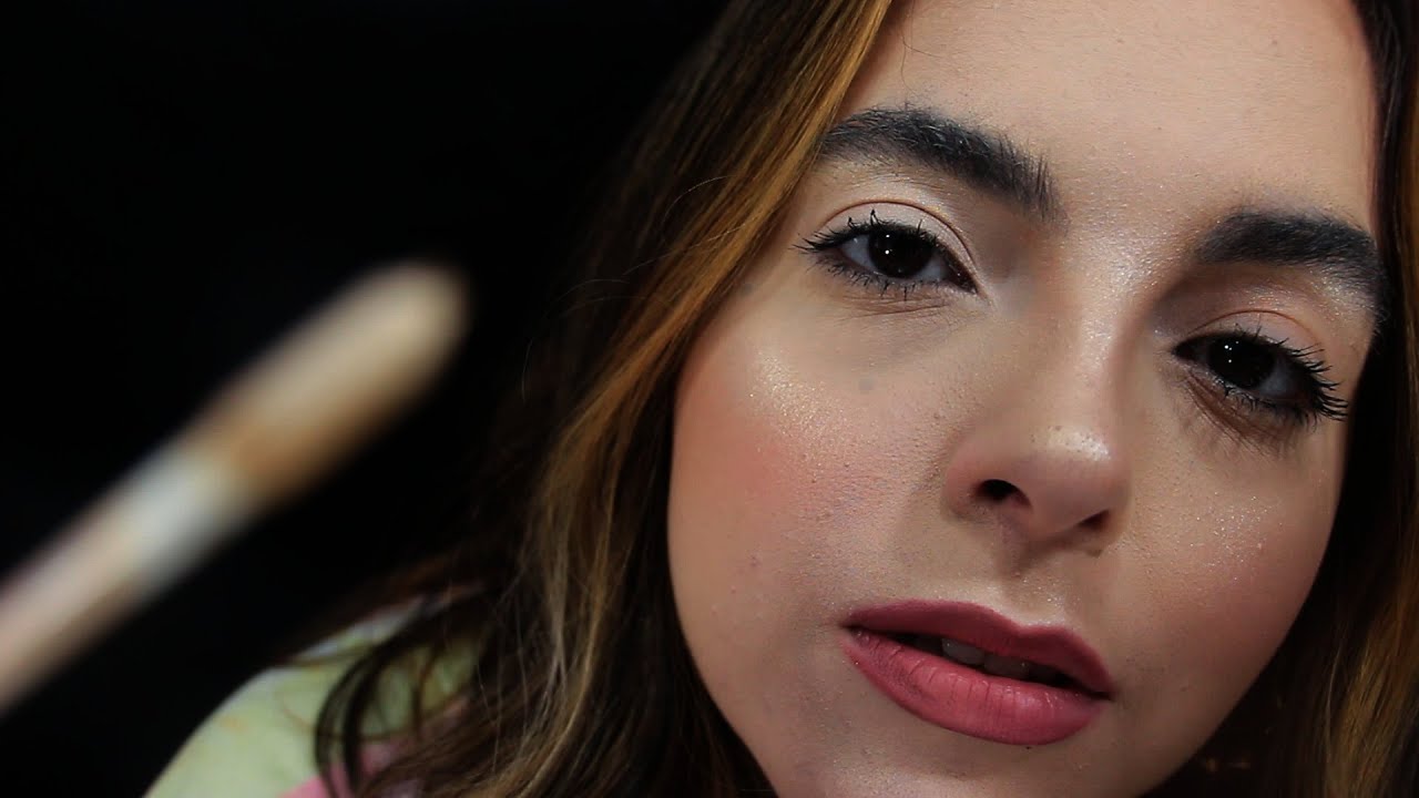 ASMR: TE MAQUIANDO BEM DE PERTINHO!  *PERSONAL ATTENTION* | Mouth Sounds + Camera Touching/Tapping