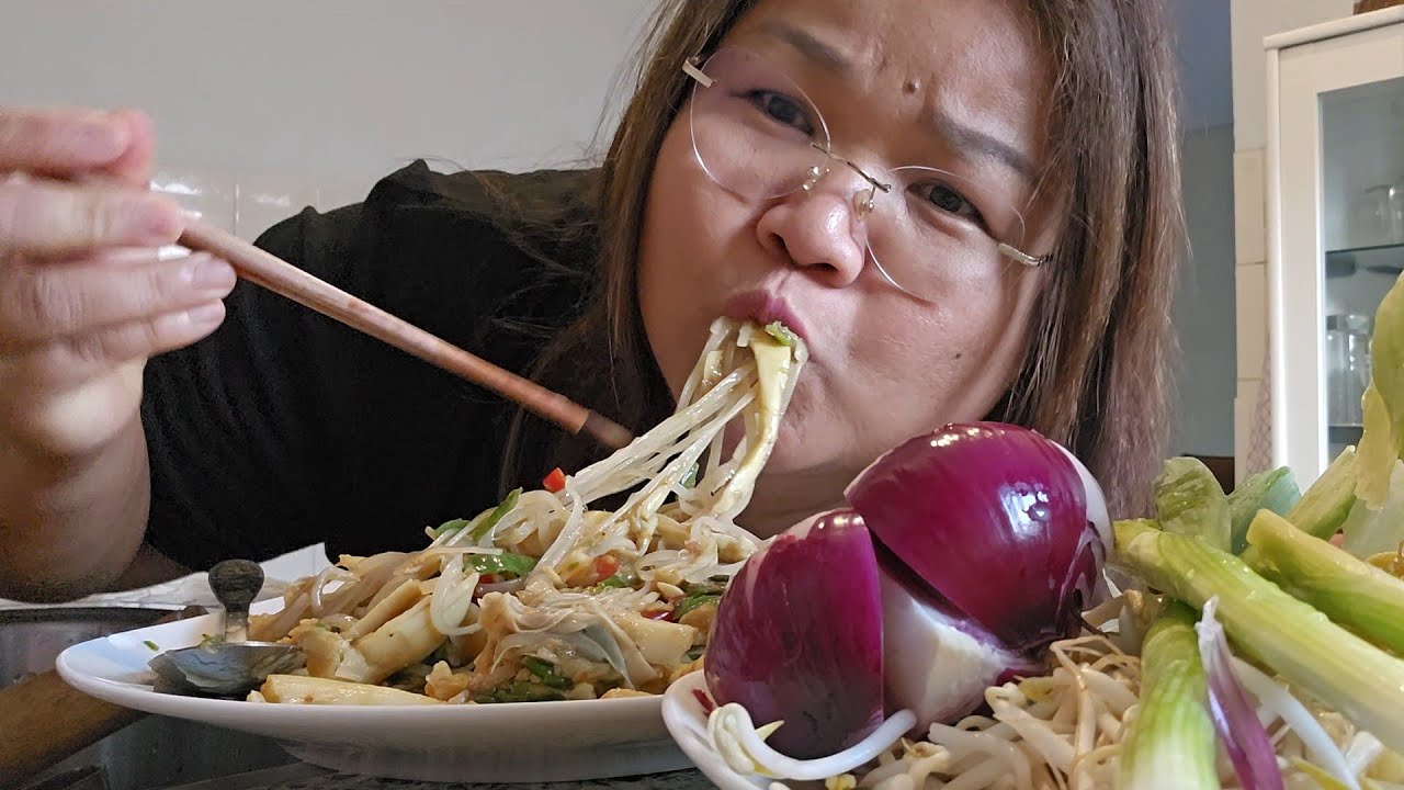 กินตำเส้นเล็กหน่อไม้เผ็ดๆแซ่บหลายๆพาดูผักสวนครัวโตกินไม่ทันแล้ว