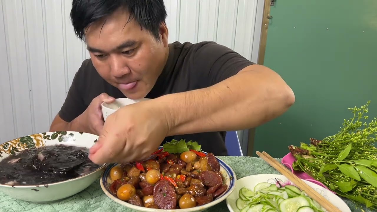 Lạp xưởng kho trứng cút với thịt ba rọi lâu lâu làm món này ăn sạch nồi cơm | thánh sầu đâu
