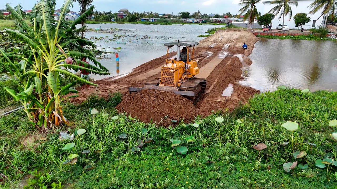Complete💯% VDO a bulldozer is pushing sand to make a dam to prevent flooding during the rainy season