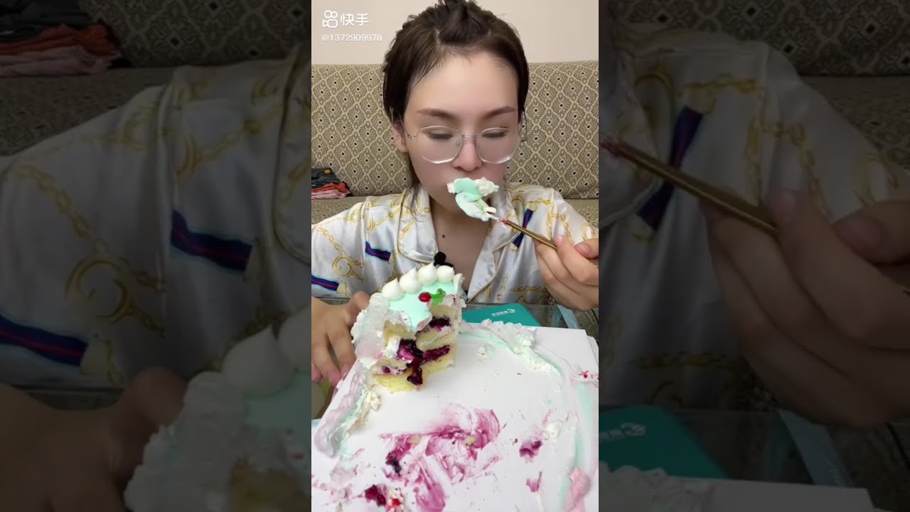 Huge Cream Cake Eating Challenge 🍰