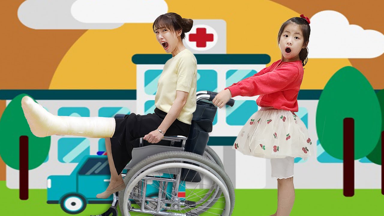 엄마가 다리를 다쳤어요!! 서은이의 엄마 치료하기 돌보기 붕대 청소놀이 Take Care of Mom