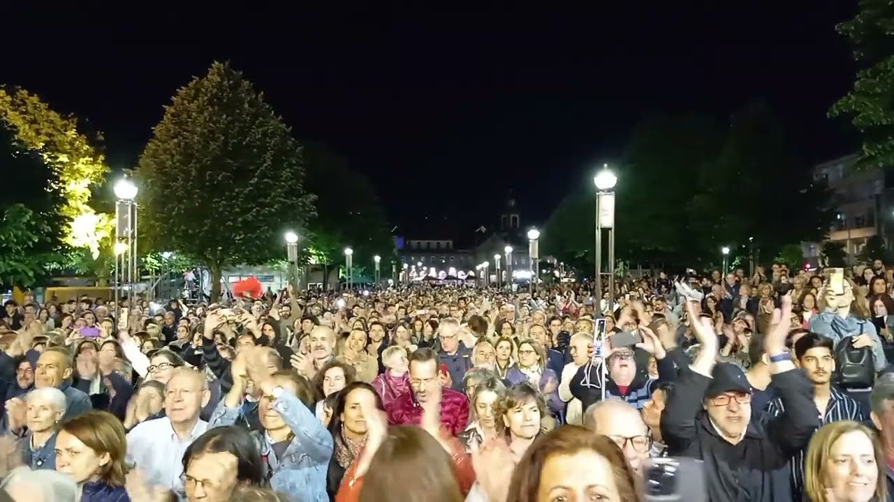 Grândola Vila Morena, cantada por milhares de pessoas em Braga.