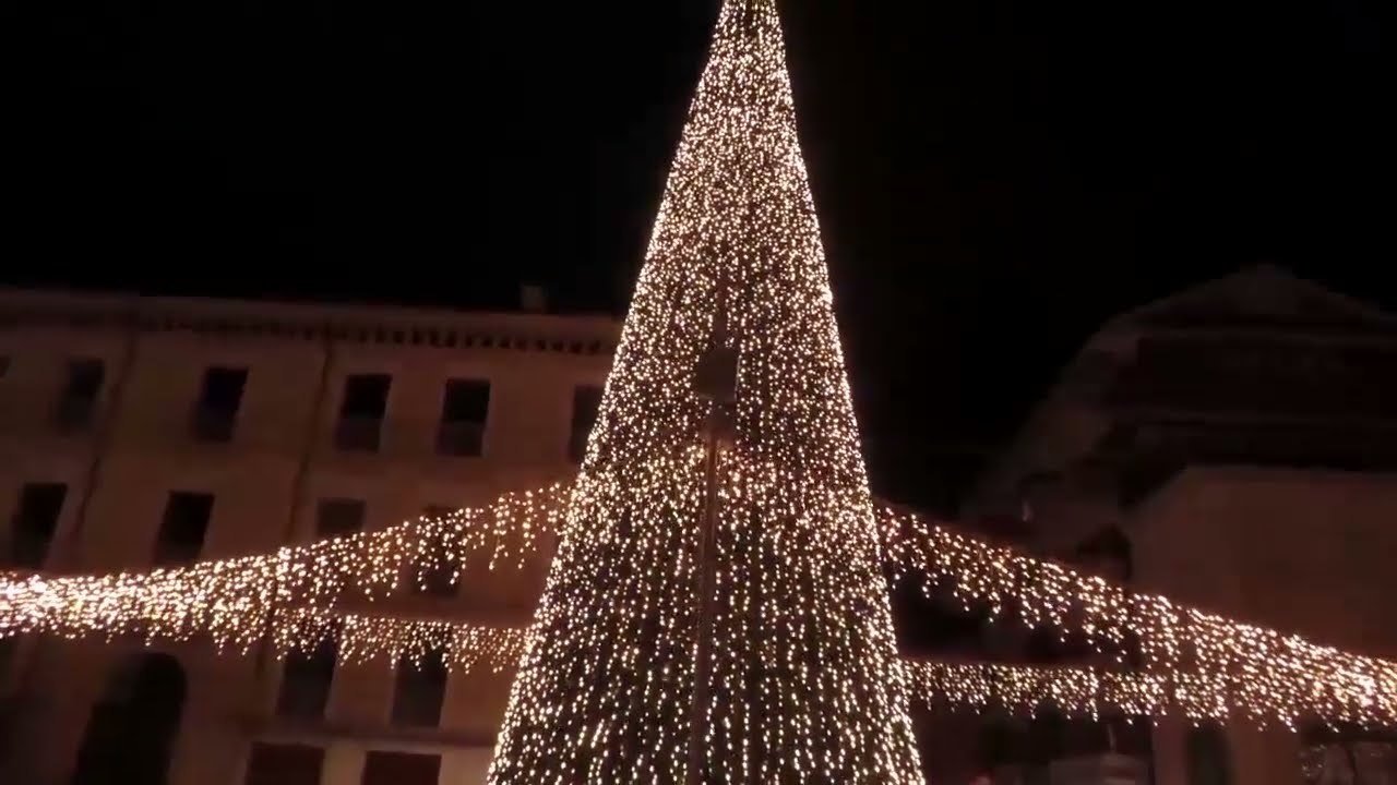 Si accende il Natale ad Avellino. Le immagini da Corso Vittorio Emanuele