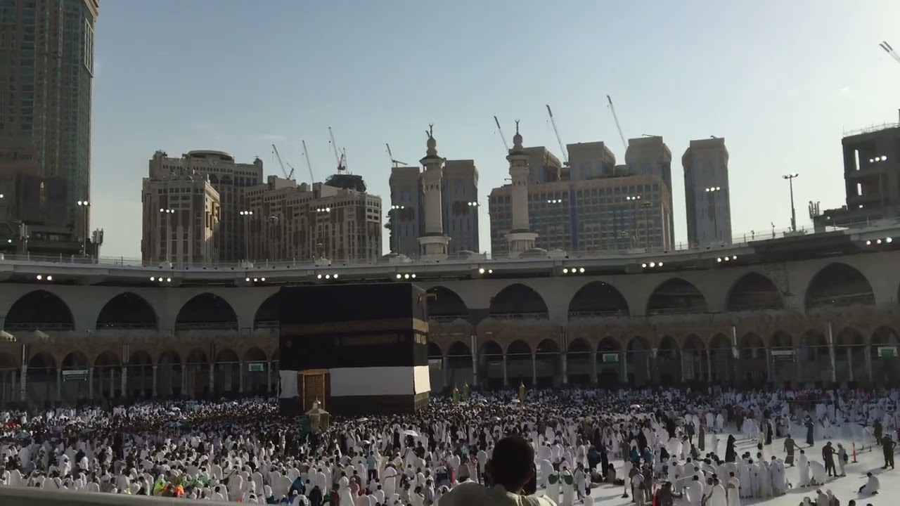 People doing tawaaf around the Kaaba 2018