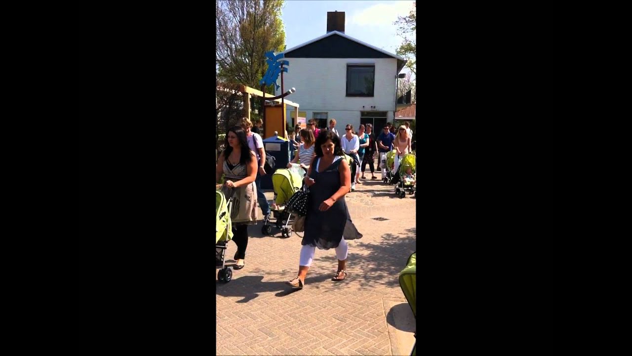 Invasie Koelstra kinderwagens - Dolfinarium Harderwijk
