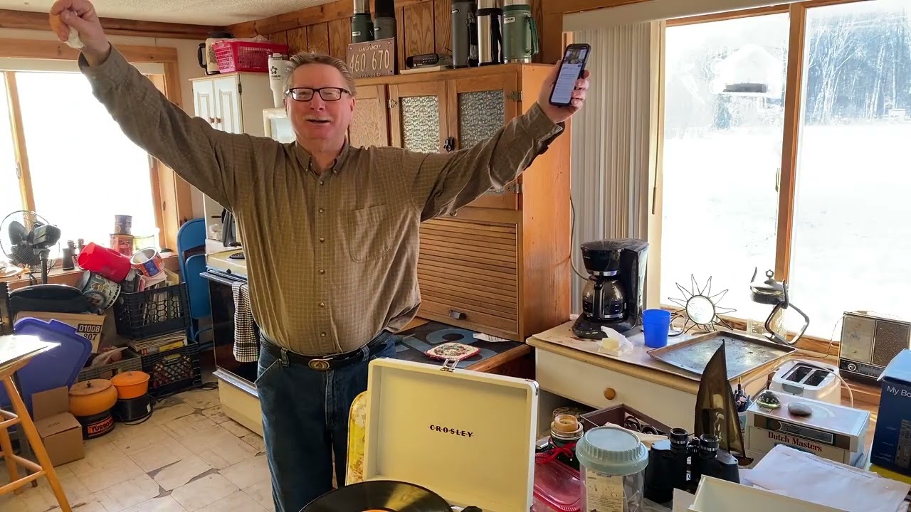 Happy Thursday from the Cozy Cabin!!💙💙💙💙 Cooking and listening to some 45's Again With S