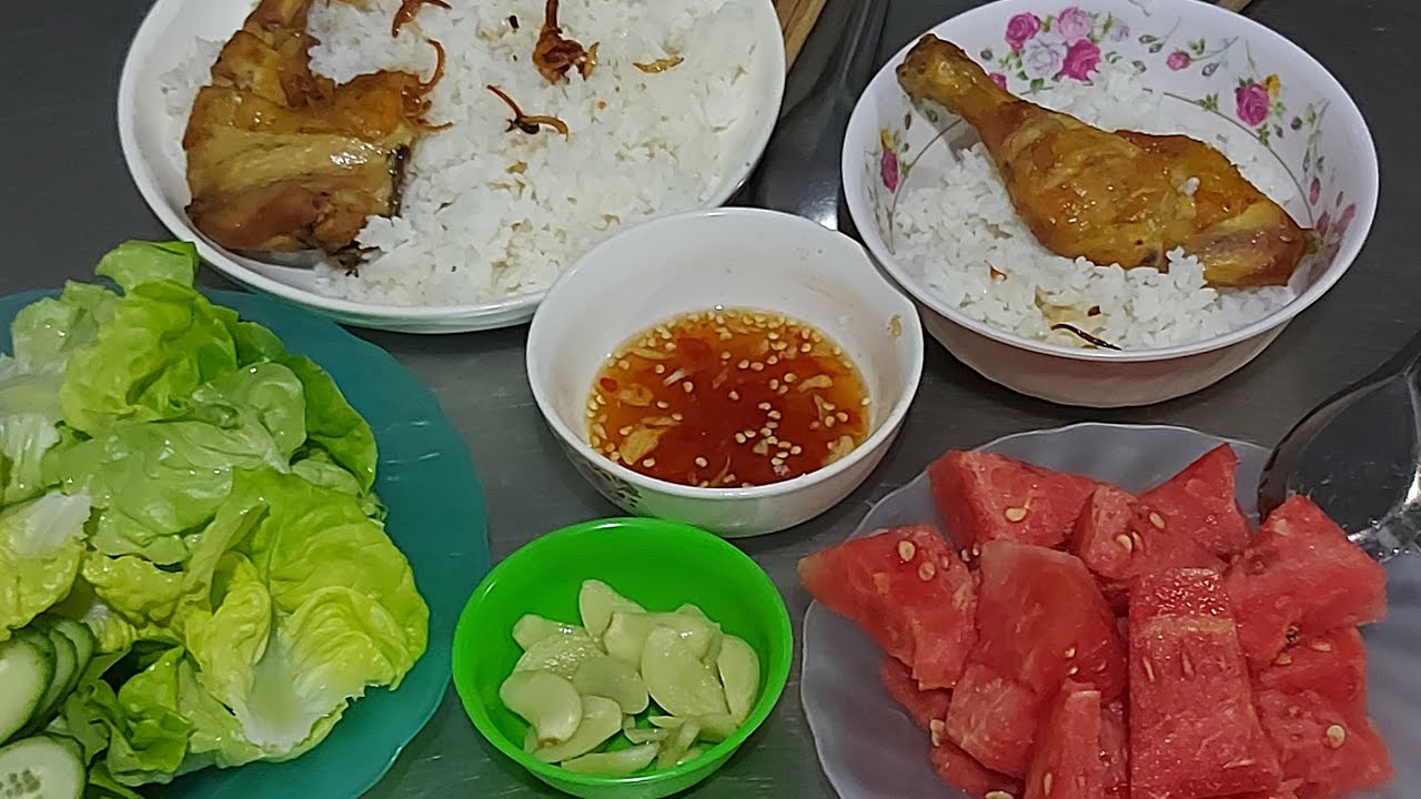 Ăn cơm gà nướng và Bắp cải mini và tỏi ngâm dấm quá tuyệt vời luôn 