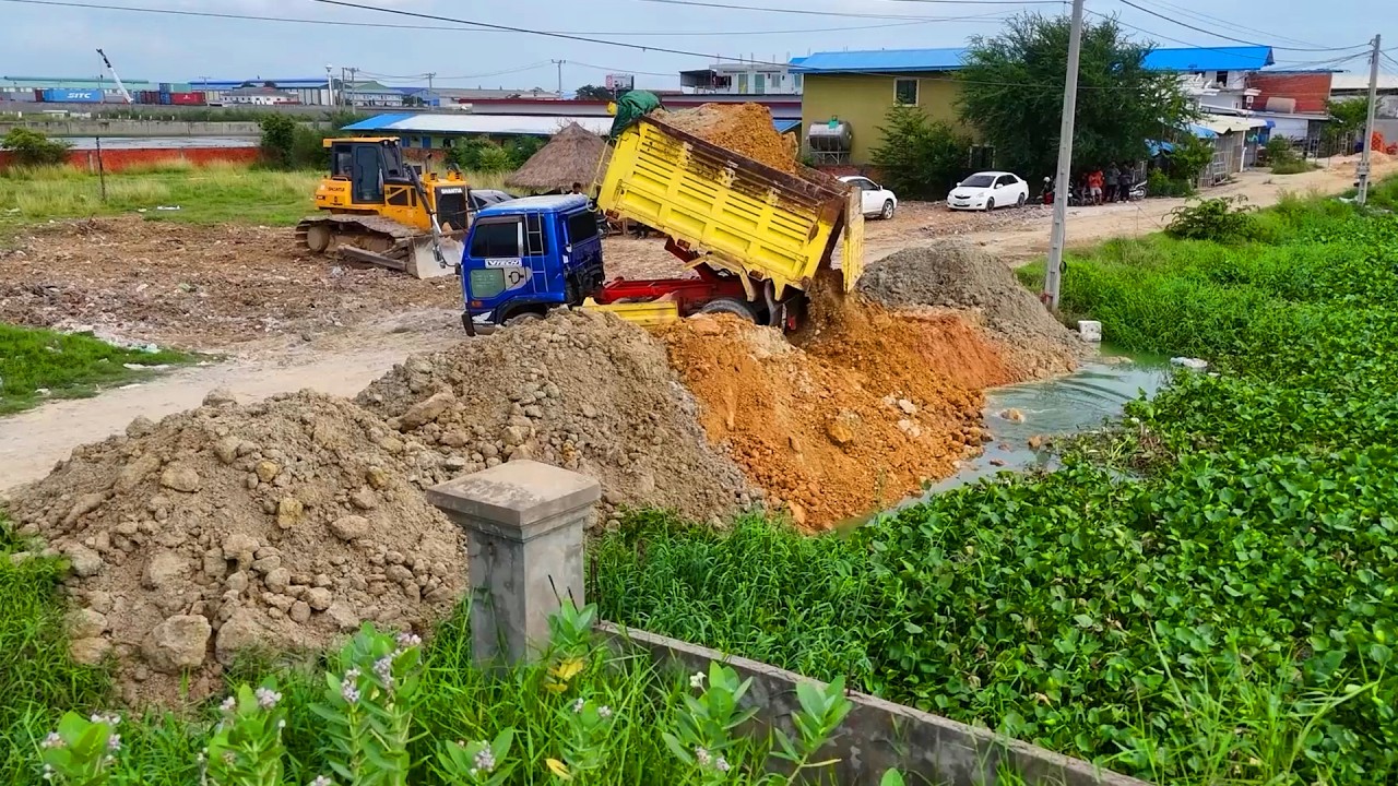 Amazingly Start New Landfill! Unexpected 5T Truck Dumping By Bulldozer Pushing Soil into Deep