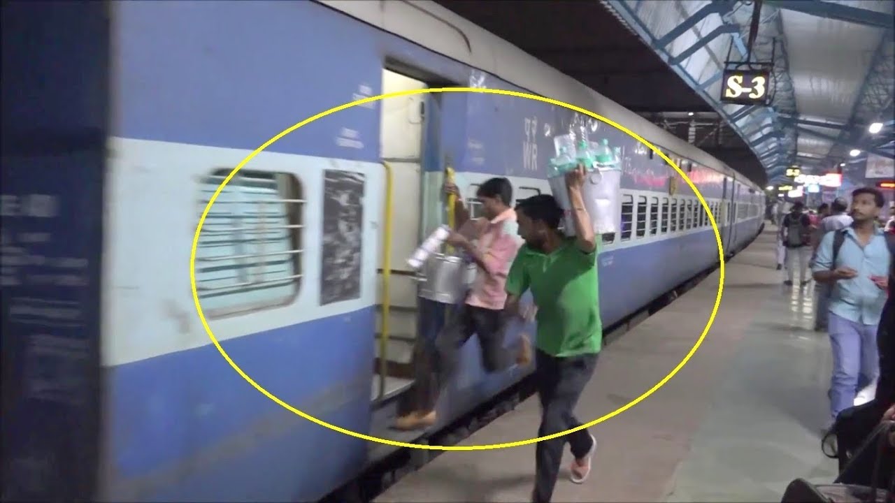ACROBATIC JUMPING JACKS ! All Loaded Crazy Food Sellers Jump Into Running Train At Lonavala !!!!!!!!