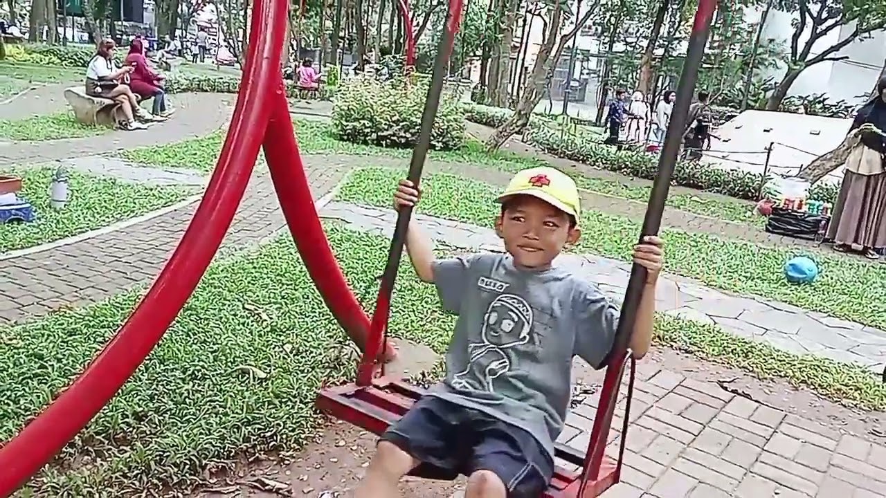 MAIN PLAYGROUND DI TAMAN MENTENG BINTARO || HAFIZH COBAIN SEMUA PERMAINAN, BIAN ASIK LARI - LARIAN