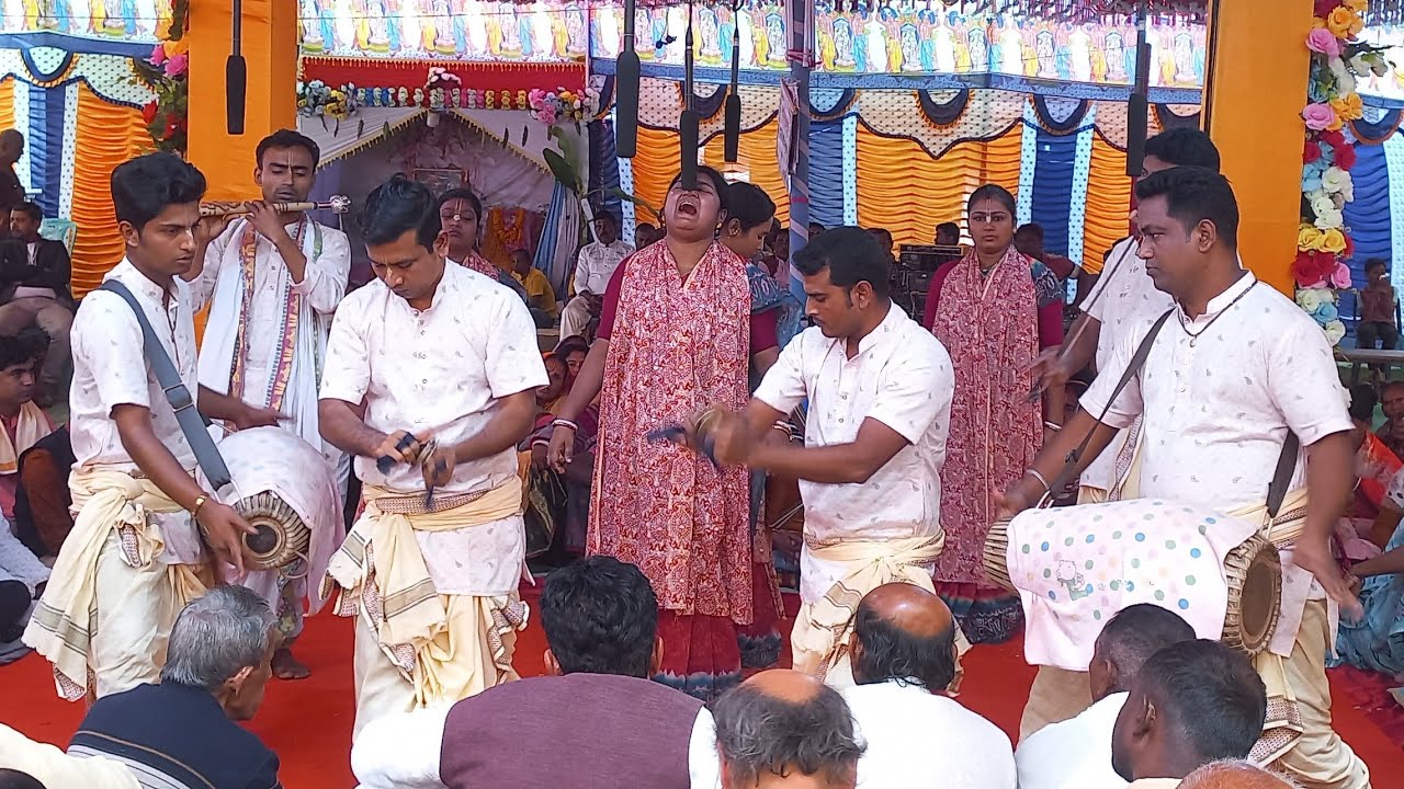 শ্রী শ্রী রাধা কুঞ্জ সম্প্রদায় ।। অসাধারণ সুরে আসর মাতিয়ে দিল।।