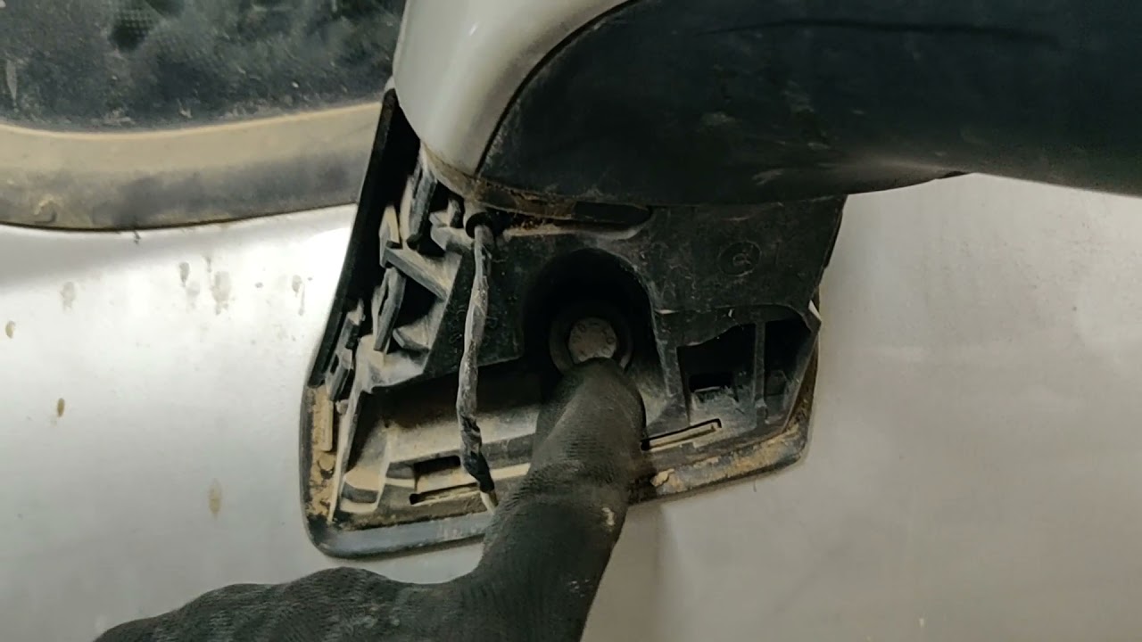 Руководство по замене бокового зеркала заднего вида Peugeot 207 (на английском языке)