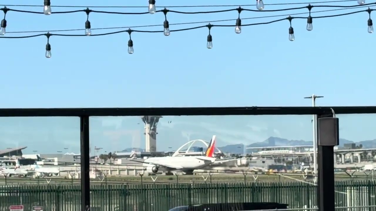 Philippine Airlines BOEING 777-300ER Takeoff