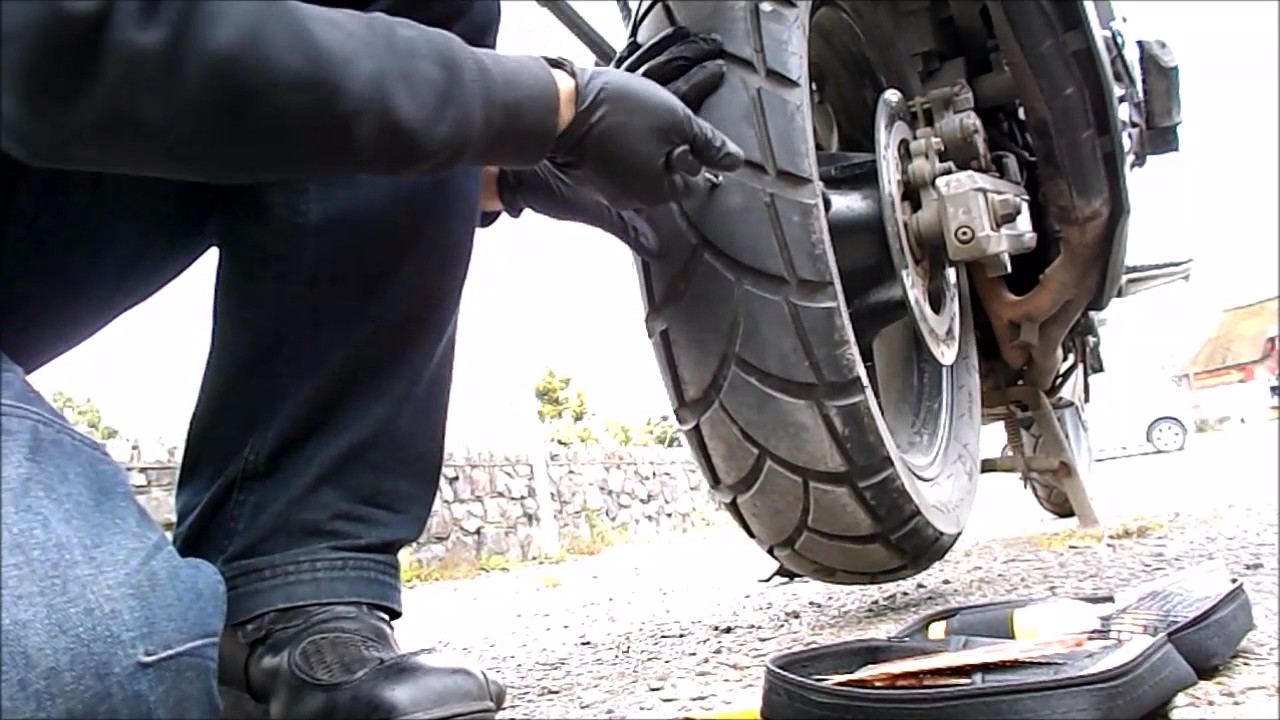 Paciocha - Łatanie przebitej opony w motocyklu