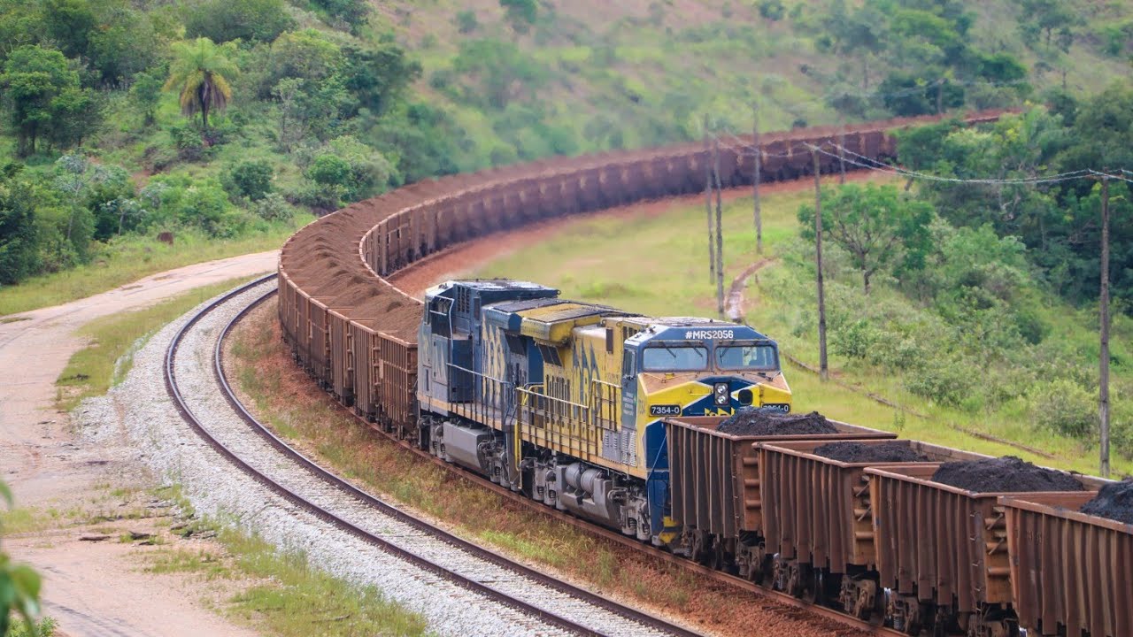Trem gigante com quase 300 vagões passando chutado na Ferrovia do Aço, maquinista buzinando muito!!.