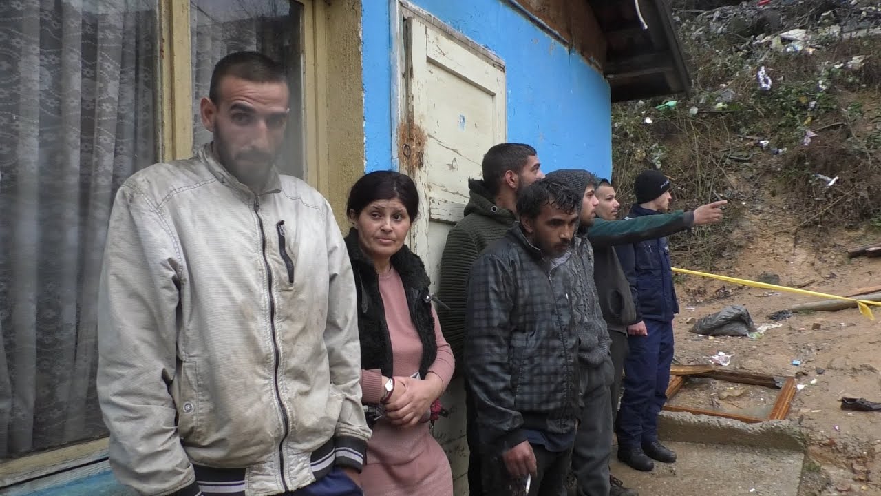 Свлачище затрупа 11 души в Смолян