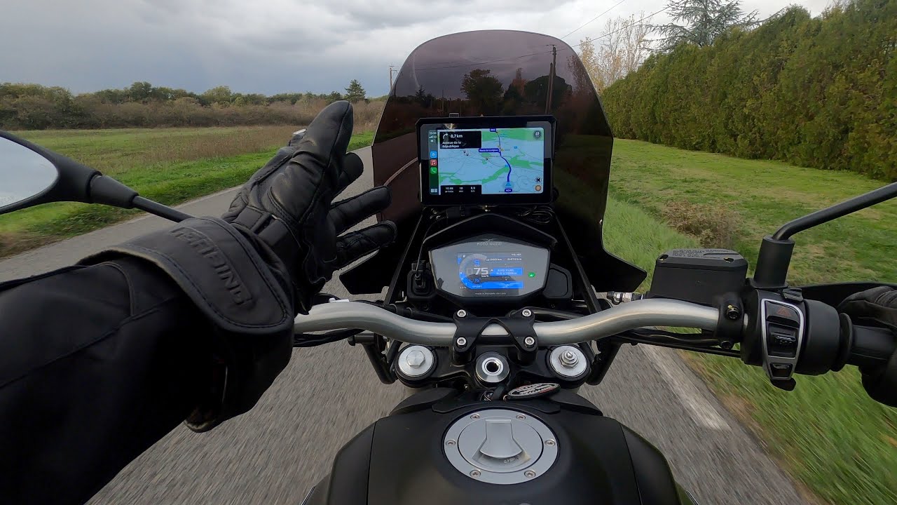 Test du boitier Carpuride W702 , fini le téléphone au guidon !
