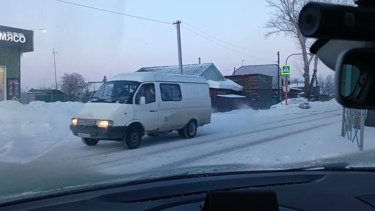 Морозное утро в городе. Автомобили, смешные вывески на магазине