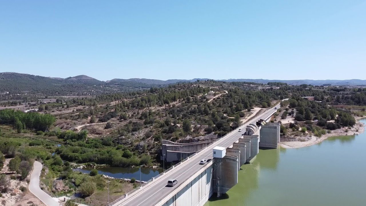 Visita de un grupo de estudiantes de la UPV a la presa de Bellús