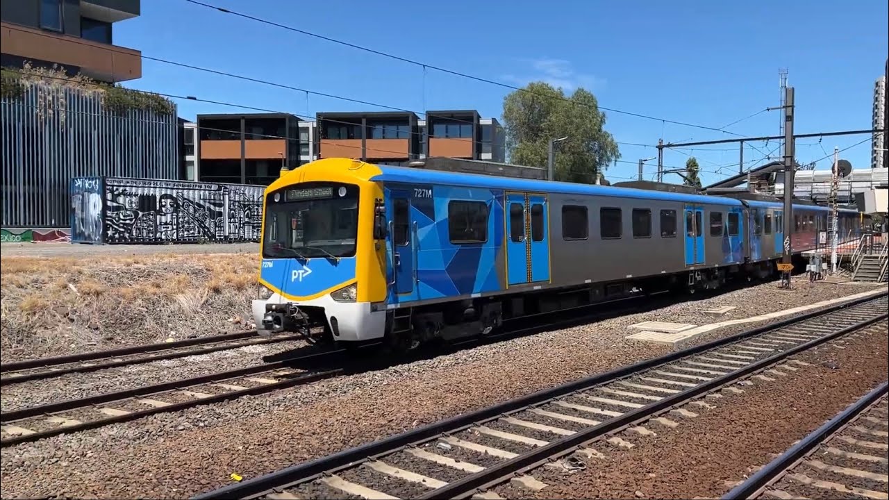 Metro Siemens Departing Footscray Station from Williamstown to Flinders Street - Horn Show
