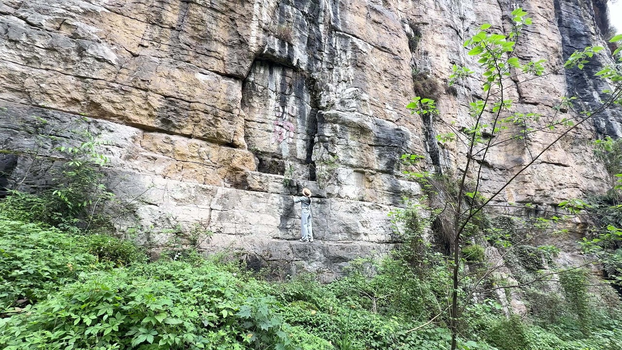 四川深山惊现古老石门，竟藏着中国神秘宝藏传说，大叔是否知道其中奥秘？