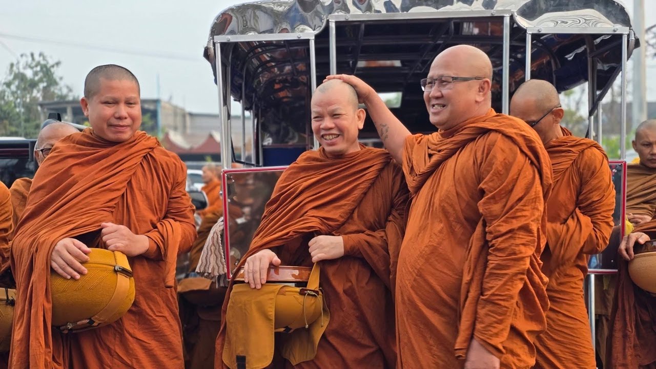 บรรยากาศบิณฑบาตรเช้า ตลาดช่องเม็ก 21/3/69