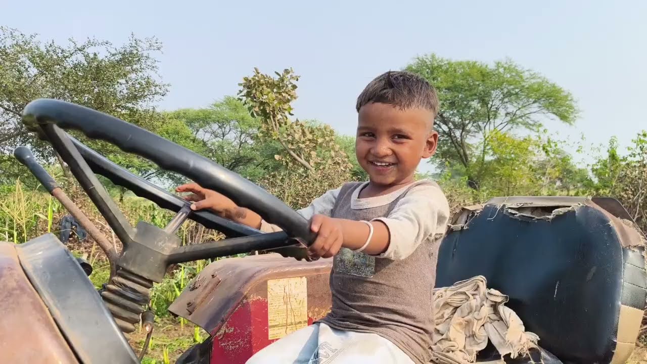आयुष ट्रैक्टर चलाने के लिए जिद कर रहा है😍