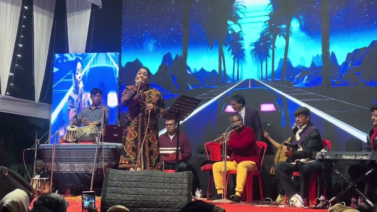 এশিয়া মহাদেশের  প্রখ্যাত নজরুল শিল্পী  ফেরদৌস আরা  গান পরিবেশন করছেন।