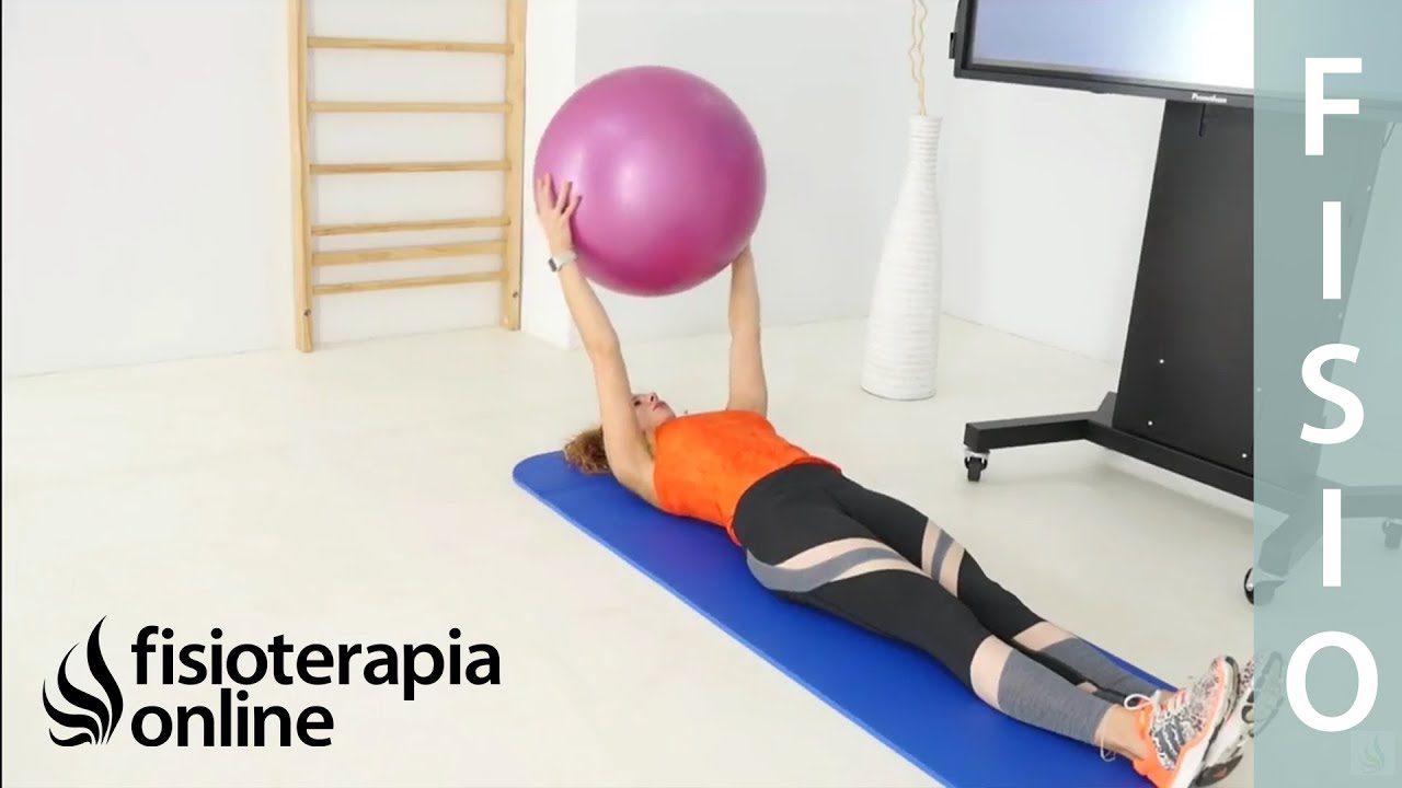 Ejercicios de pilates Roll up con pelota de pilates. Ejecución correcta.
